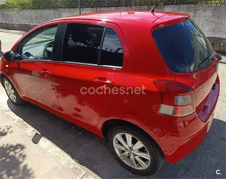 Usado Toyota Yaris Connect Style 101 CV (74 kW) 2011 Rojo Utilitario