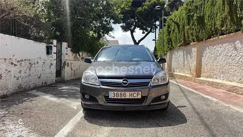 Usado Opel Astra Enjoy 110 CV (80 kW) 2011 Marrón Familiar