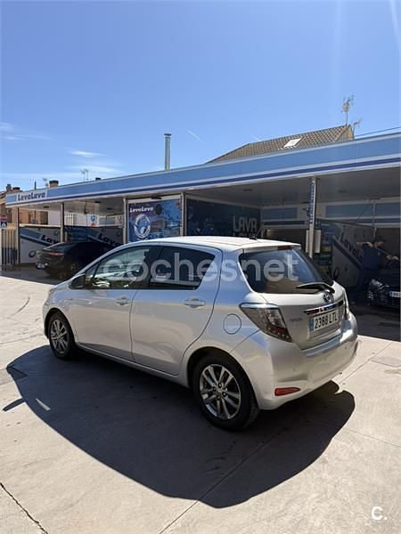 Usado Toyota Yaris Hybrid Active 100 CV (73 kW) 2012 Gris / plata Berlina