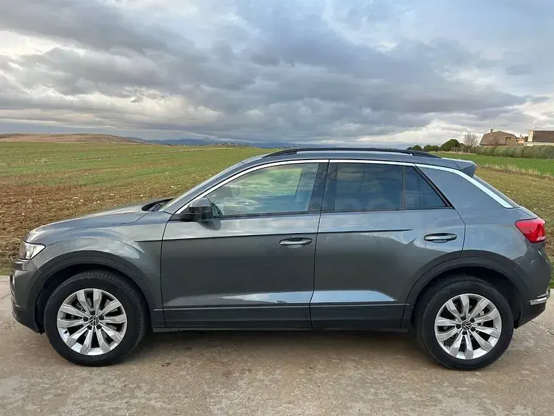 Usado VW T-Roc Advance 150 CV (110 kW) 2022 Gris / plata SUV