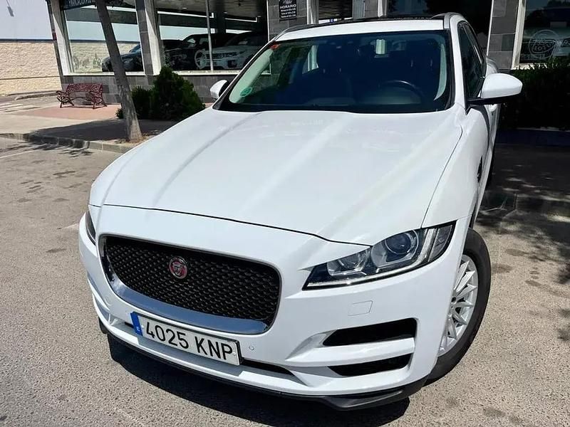 Usado Jaguar F-Pace Prestige 240 CV (176 kW) 2018 Fuji white  solida SUV