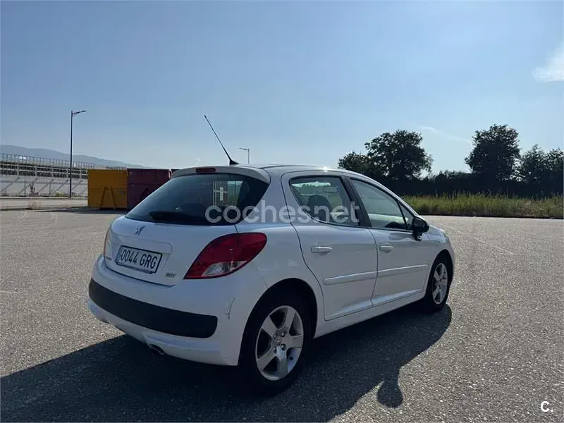 Usado Peugeot 207 Sport 90 CV (66 kW) 2009 Blanco Berlina