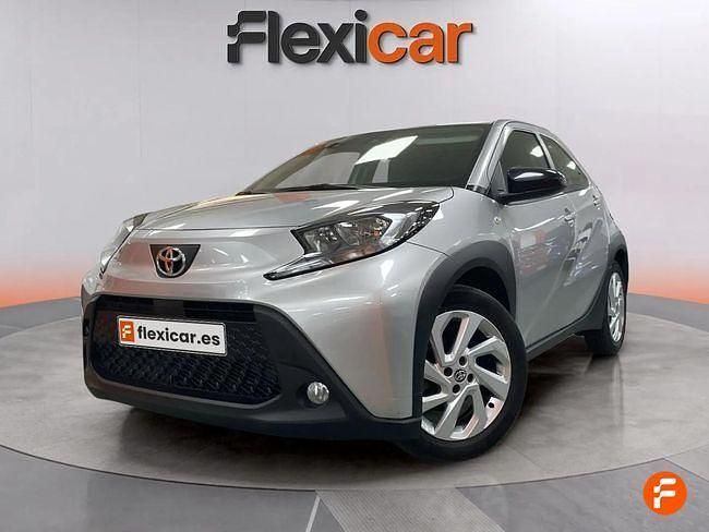 Usado Toyota Aygo Play 72 CV (52 kW) 2024 Gris / plata Utilitario