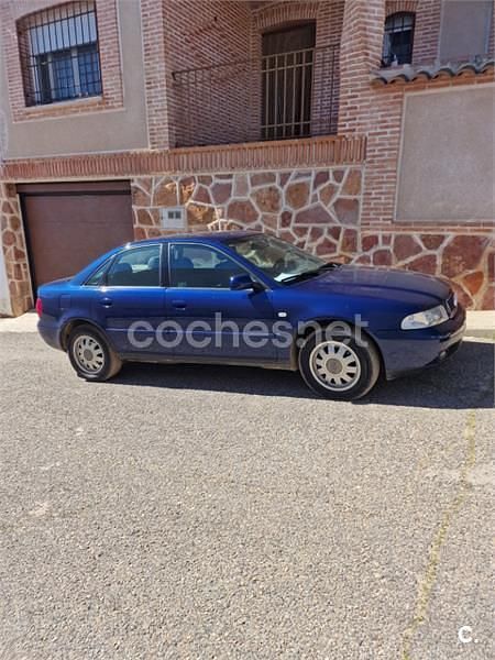 Usado Audi A4 110 CV (80 kW) 1999 Azul Berlina