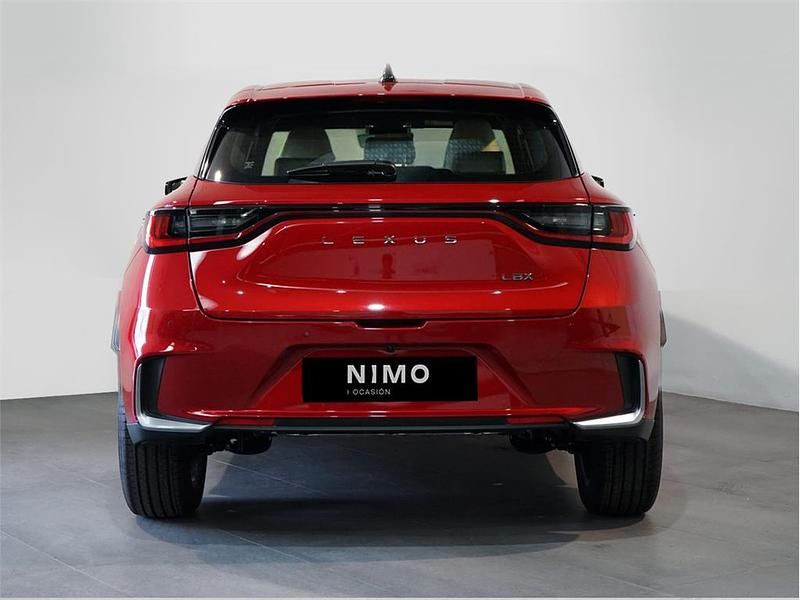 Usado Lexus LBX 136 CV (100 kW) 2024 Rojo hollywood SUV