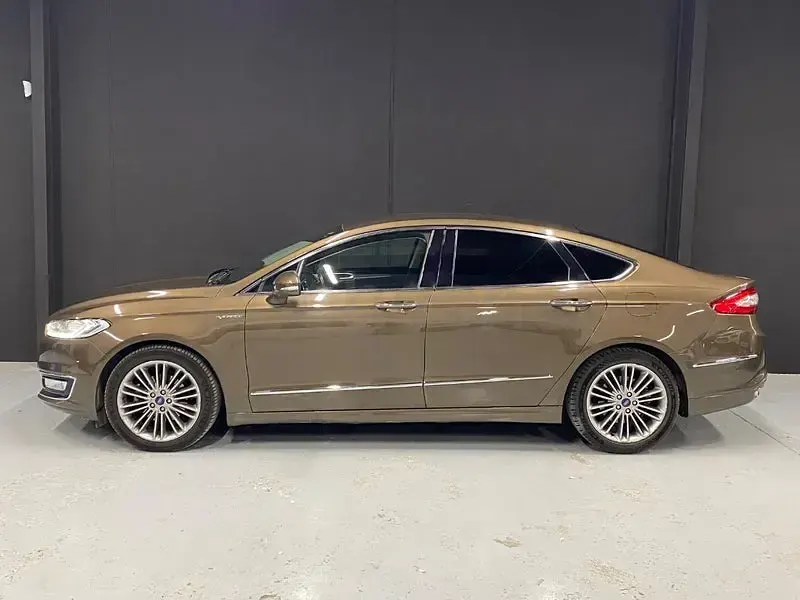 Usado Ford Mondeo Vignale 190 CV (139 kW) 2017 Marrón Berlina