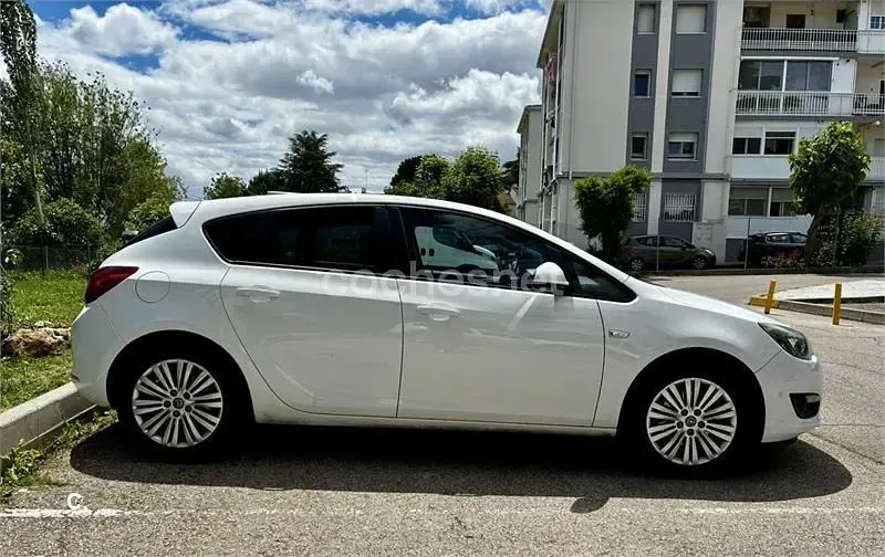 Używany Opel Astra Excellence 110 KM (80 kW) 2015 Biały Sedan/Limuzyna