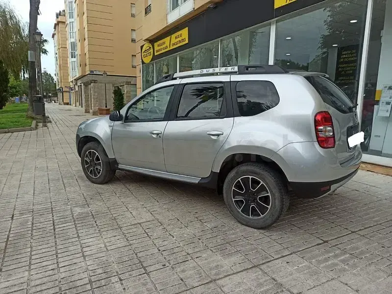 Usado Dacia Duster Lauréate 125 CV (91 kW) 2017 Gris / plata SUV