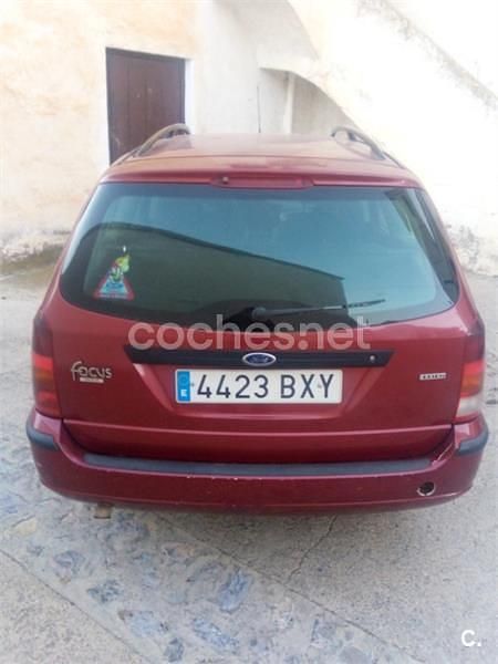 Usado Ford Focus Ghia 90 CV (66 kW) 2002 Granate Familiar