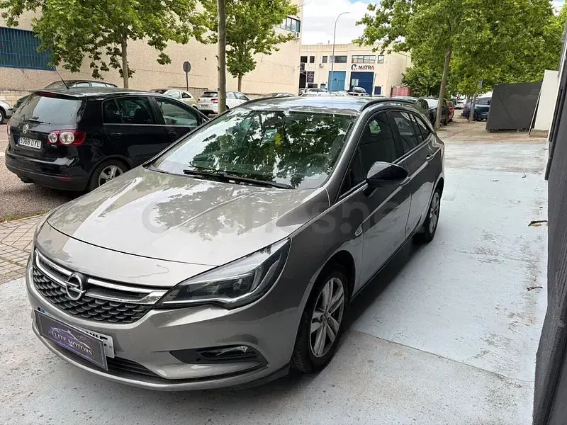 Usado Opel Astra Excellence 110 CV (80 kW) 2017 Gris / plata Familiar
