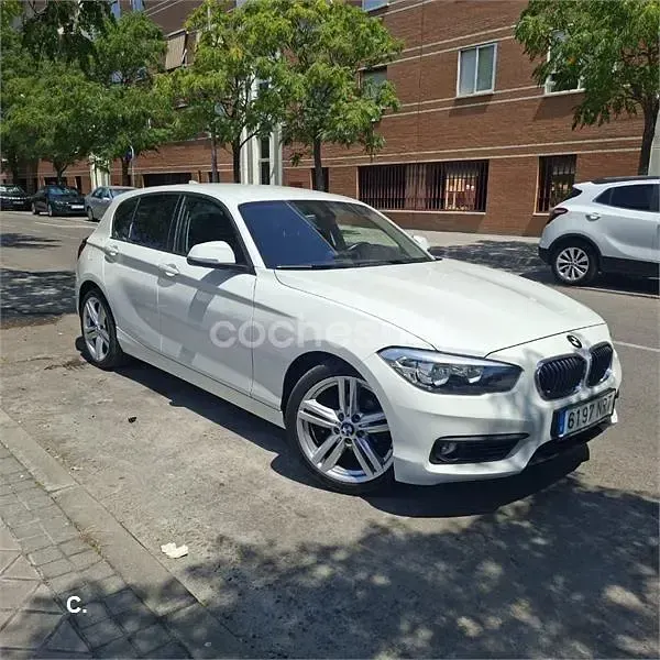 Usado BMW 118 Comfort Edition 136 CV (100 kW) 2018 Blanco Berlina