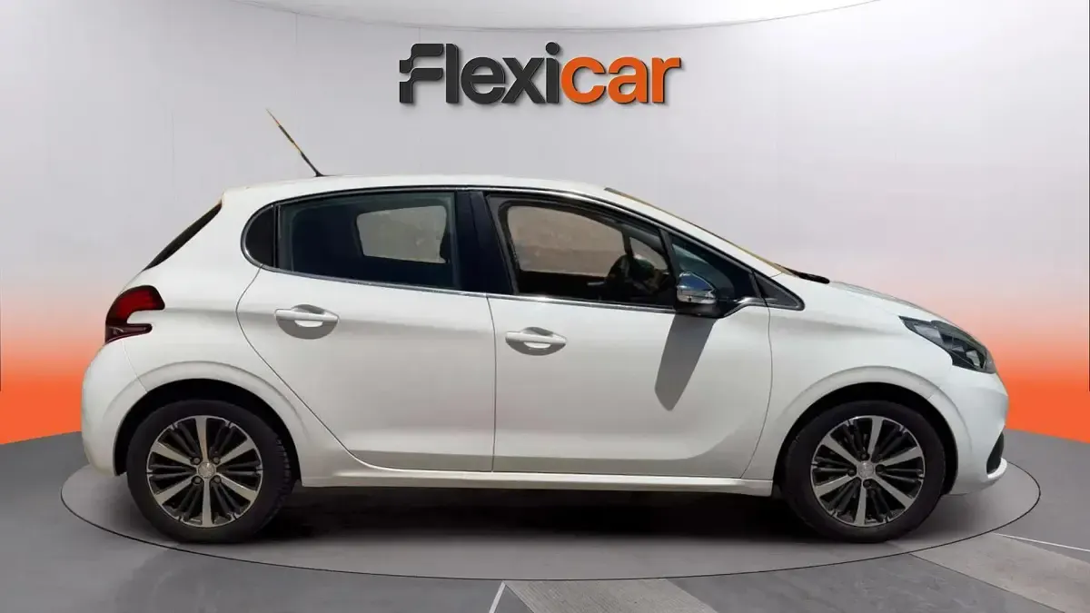 Usado Peugeot 208 Allure 110 CV (80 kW) 2017 Blanco Utilitario