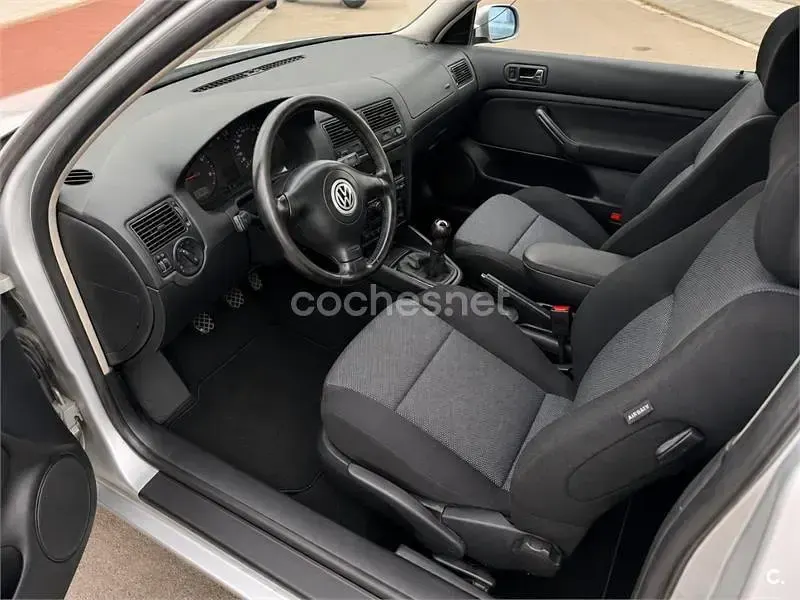 Usado VW Golf IV Highline 115 CV (84 kW) 2000 Gris / plata Berlina