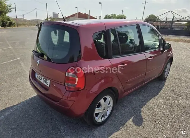 Usado Renault Grand Modus Dynamique 85 CV (62 kW) 2009 Granate Monovolumen