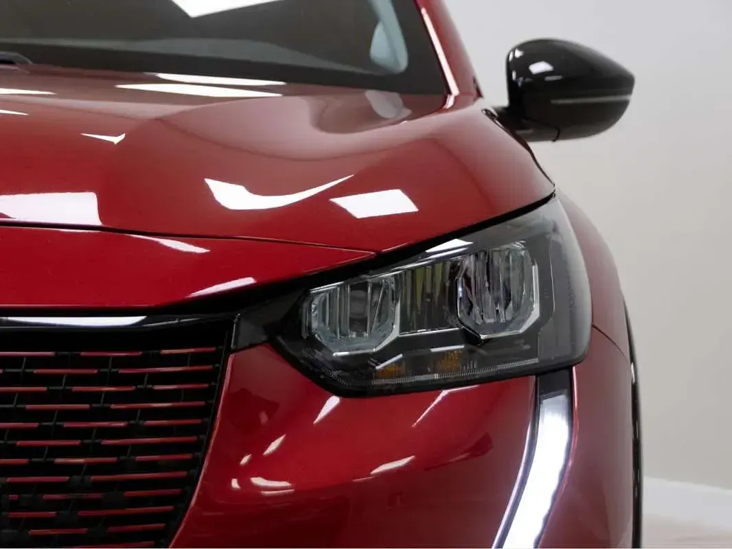Usado Peugeot e-208 Allure 100 kW (136 CV) 2022 Rojo Utilitario