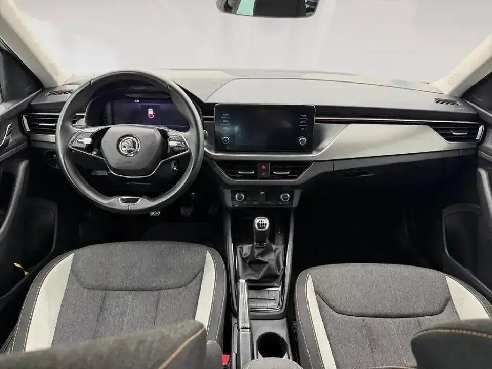 Usado Skoda Kamiq Style 110 CV (80 kW) 2022 Blanco SUV