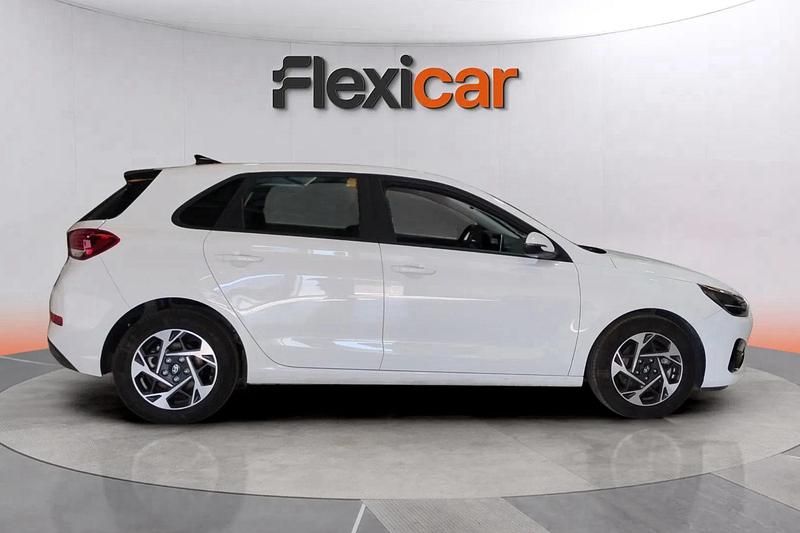 Usado Hyundai i30 120 CV (88 kW) 2024 Blanco Berlina