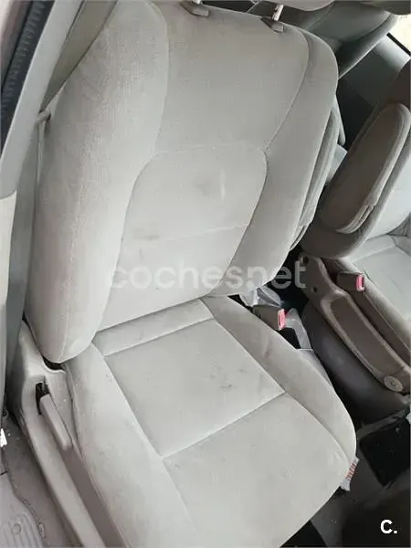 Usado Kia Carnival EX 144 CV (105 kW) 2004 Gris / plata Monovolumen