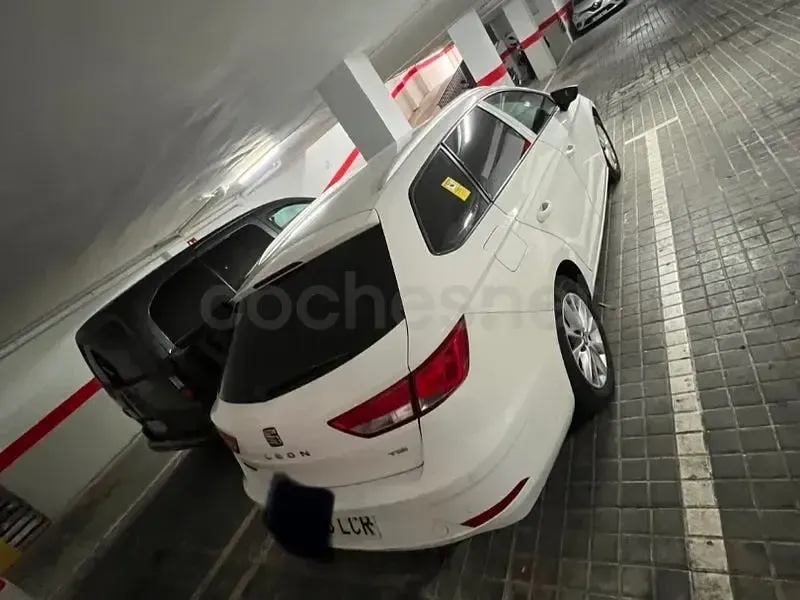Usado Seat Leon Style 130 CV (95 kW) 2019 Blanco Familiar