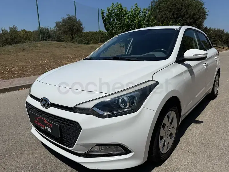 Usado Hyundai i20 84 CV (61 kW) 2016 Blanco Berlina