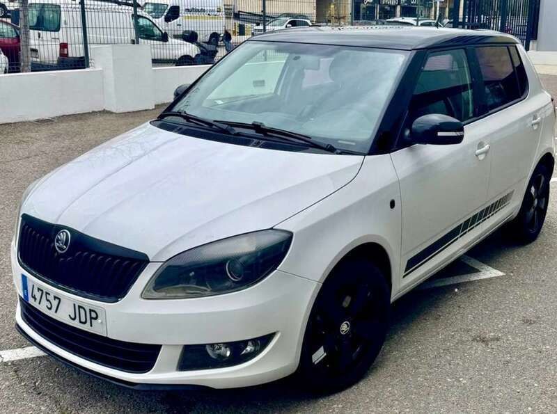 Blanco Usado 2015 Skoda Fabia Active Utilitario | 6995 € (Precio justo) - Imagen 1/2