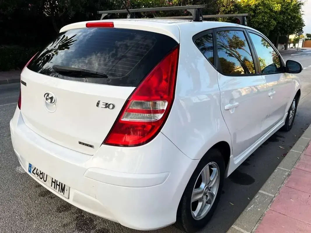 Begagnad Hyundai i30 90 HK (66 kW) 2011 Vit Sedan