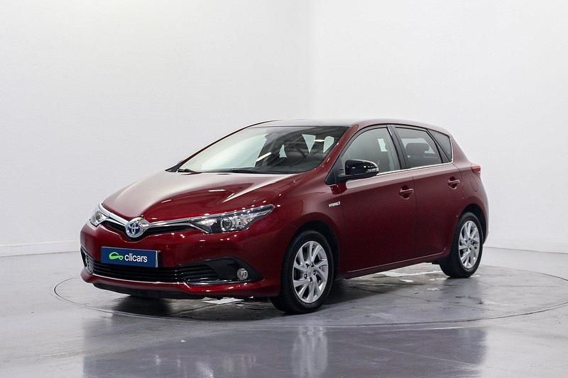 Usado Toyota Auris Hybrid Active 136 CV (100 kW) 2016 Rojo Berlina