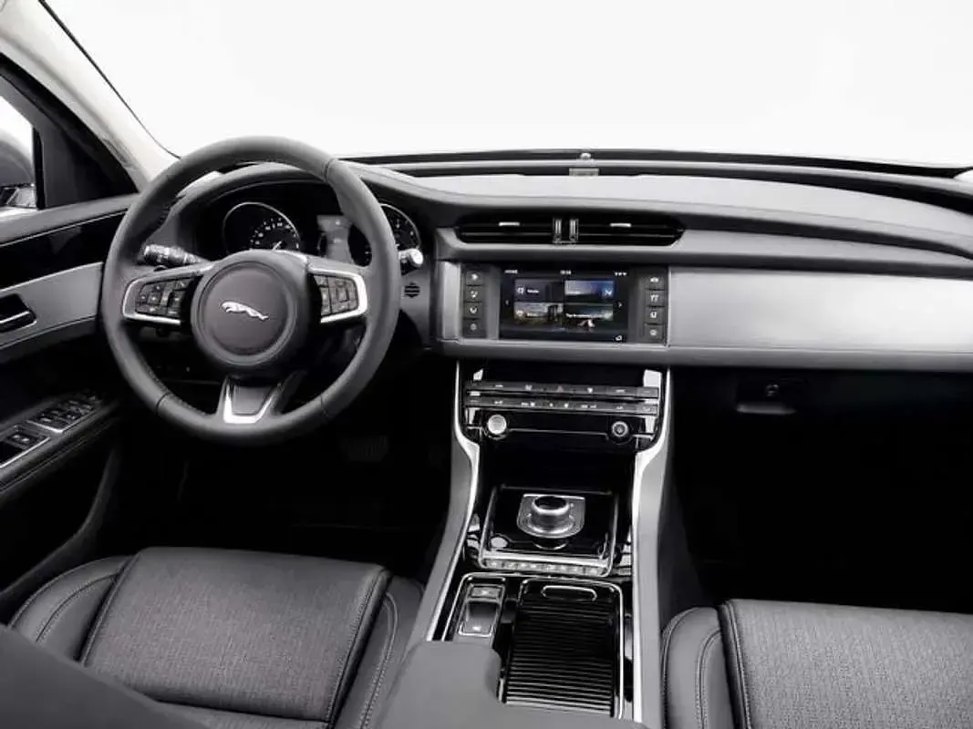 Usado Jaguar XF Sportbrake Prestige 180 CV (132 kW) 2017 Gris Familiar