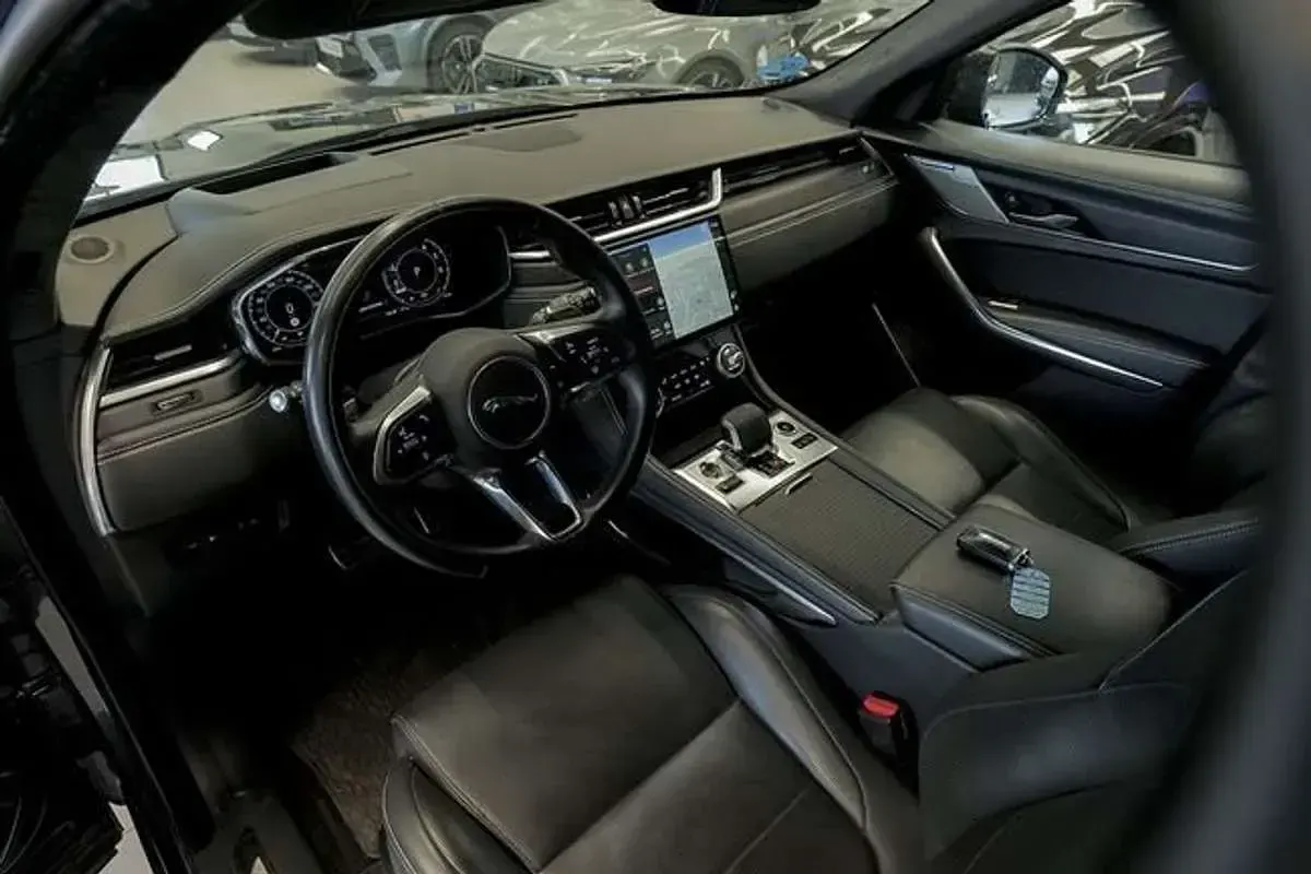Usado Jaguar F-Pace R-Dynamic 404 CV (297 kW) 2024 Gris SUV