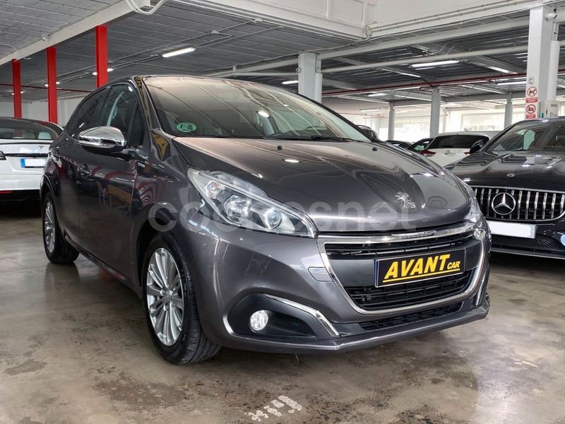 Usado Peugeot 208 Signature Sky 82 CV (60 kW) 2019 Gris Utilitario