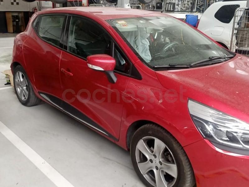 Usado Renault Clio IV 90 CV (66 kW) 2014 Granate Berlina