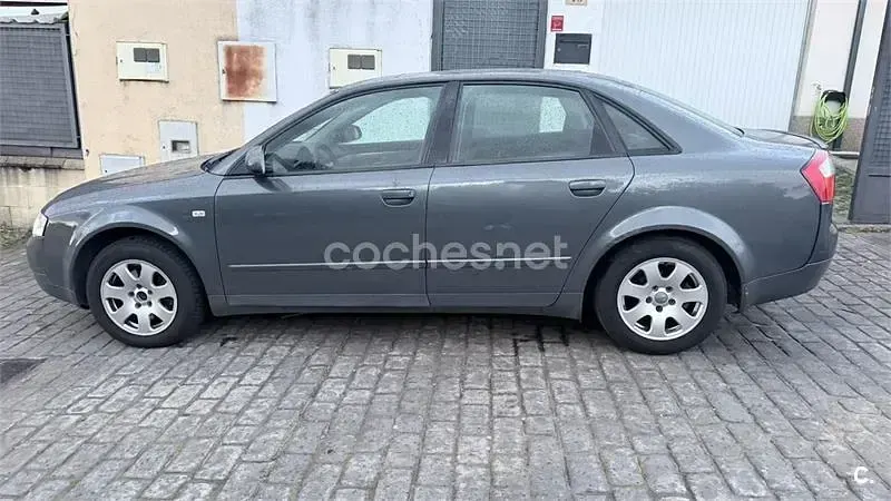 Begagnad Audi A4 130 HK (95 kW) 2002 Grå Sedan