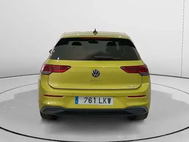 Usado VW Golf VIII Life 150 CV (110 kW) 2020 Amarillo Berlina