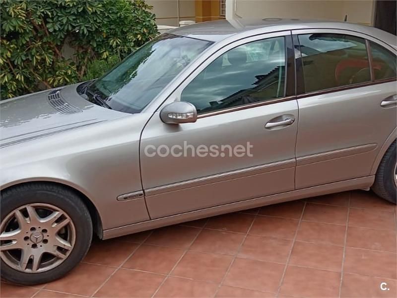 Usado Mercedes E220 Elegance 150 CV (110 kW) 2007 Gris / plata Berlina