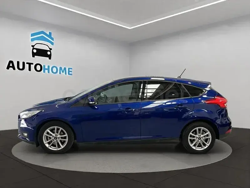 Usado Ford Focus Trend 125 CV (91 kW) 2017 Azul Berlina