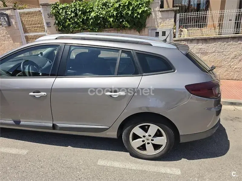 Usado Renault Mégane GrandTour Dynamique 105 CV (77 kW) 2010 Gris / plata Familiar
