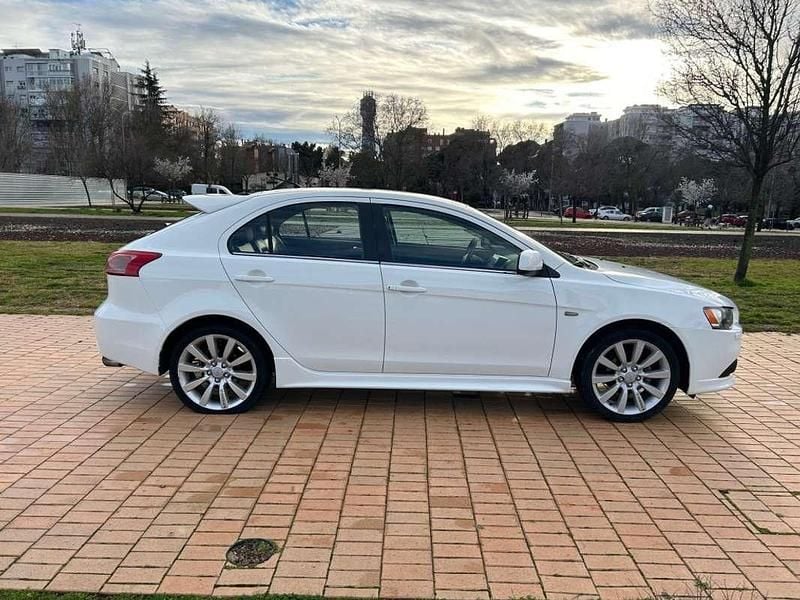 Usado Mitsubishi Lancer Sportback Motion 140 CV (102 kW) 2010 Blanco Berlina