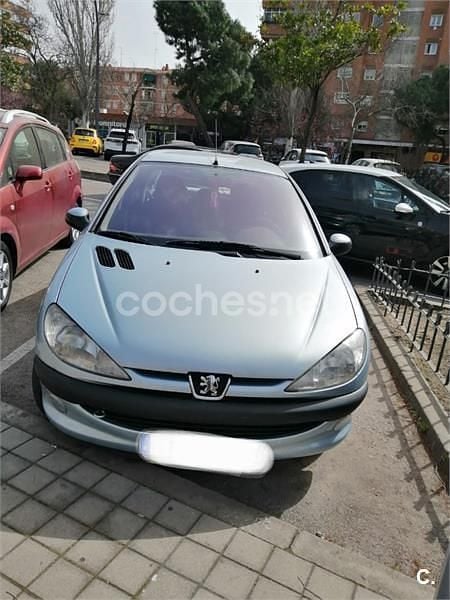 Usado Peugeot 206 90 CV (66 kW) 2001 Gris / plata Berlina