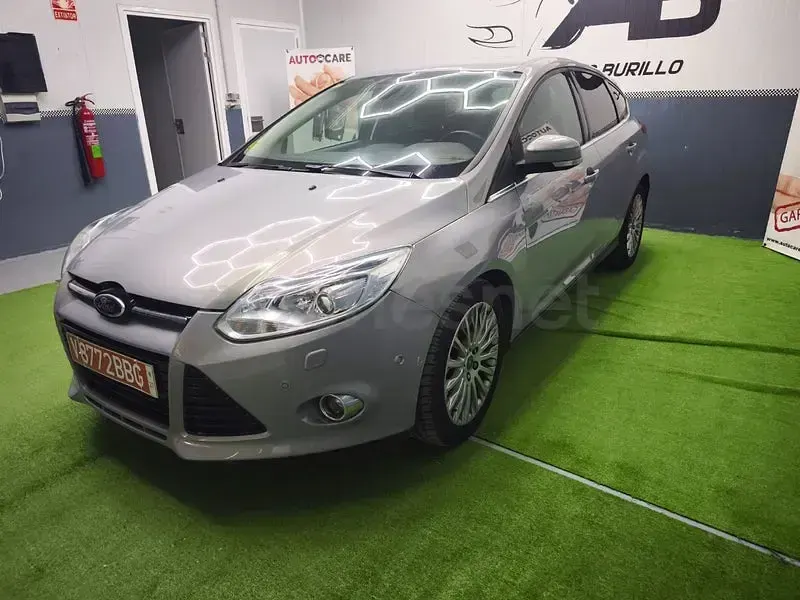 Usado Ford Focus Titanium 163 CV (119 kW) 2014 Gris / plata Berlina