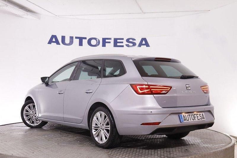 Usado Seat Leon ST 130 CV (95 kW) 2020 Plata Familiar
