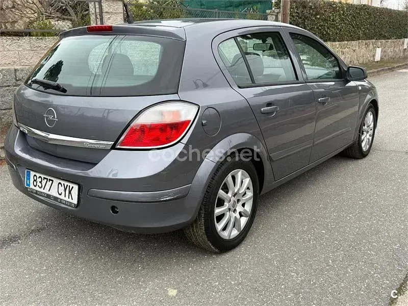 Usado Opel Astra Elegance 105 CV (77 kW) 2004 Gris / plata Berlina