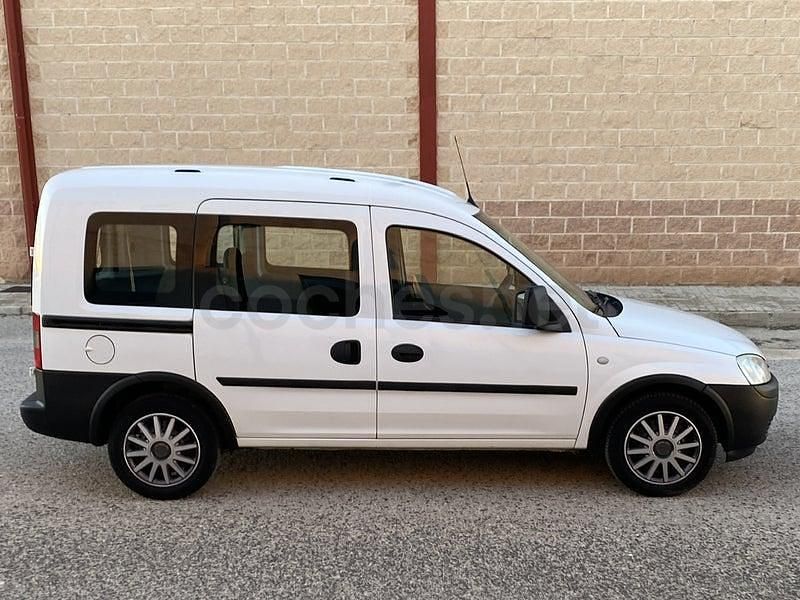 Usado Opel Combo Essentia 75 CV (55 kW) 2010 Blanco Monovolumen