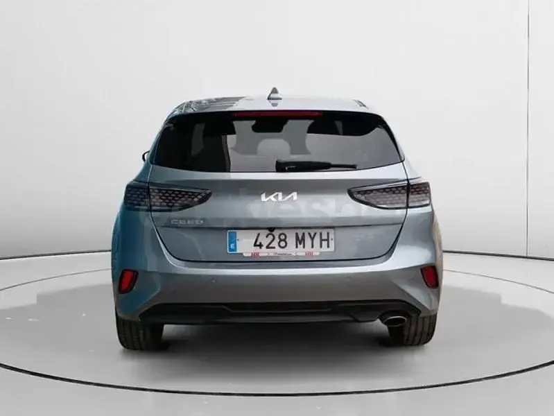 Usado Kia Ceed Style 100 CV (73 kW) 2025 Gris / plata Utilitario