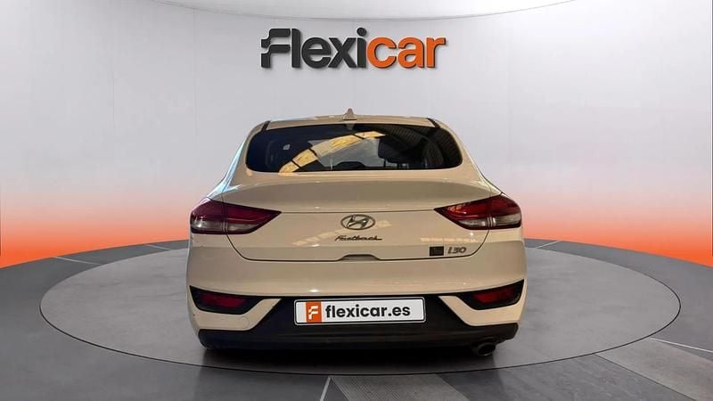 Usado Hyundai i30 120 CV (88 kW) 2018 Blanco Berlina