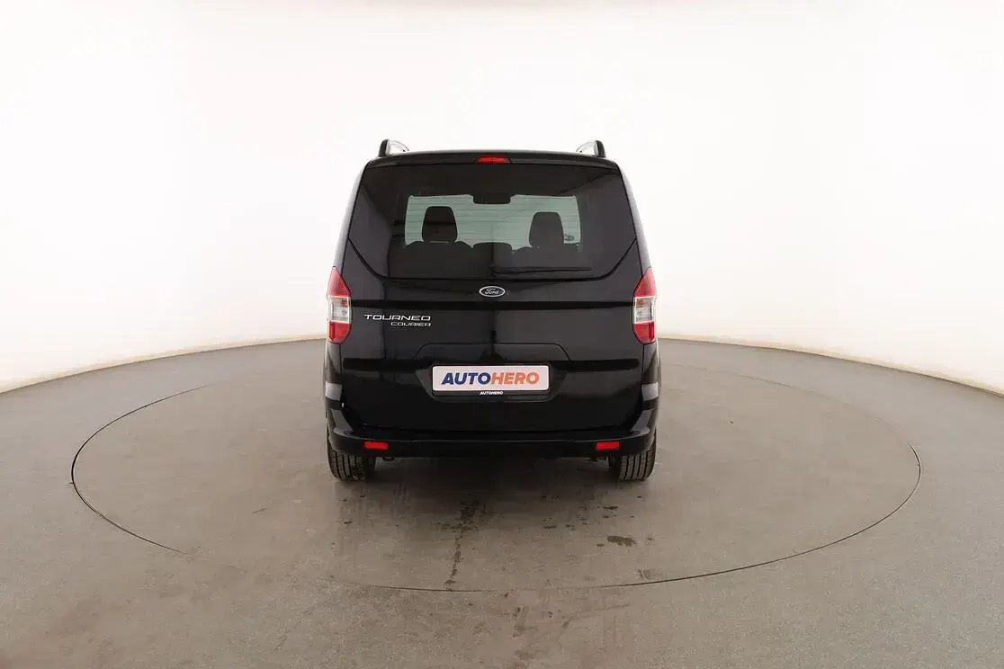 Usado Ford Tourneo Courier Titanium 95 CV (69 kW) 2016 Negro Monovolumen