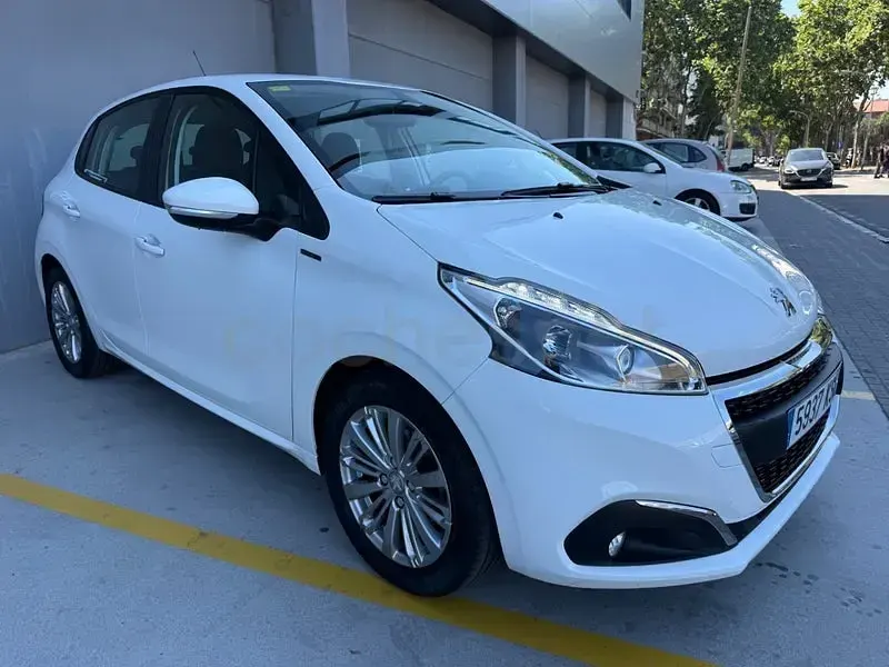Usado Peugeot 208 Signature Sky 110 CV (80 kW) 2019 Blanco Utilitario