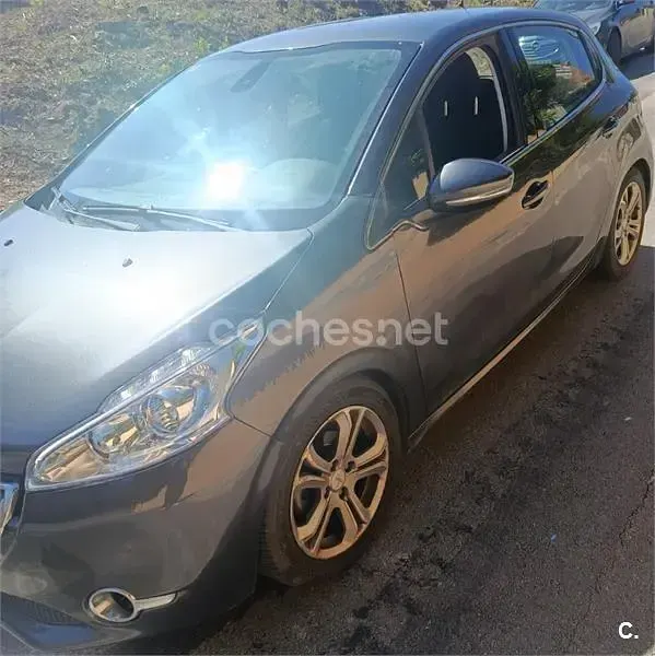 Usado Peugeot 208 Allure 92 CV (67 kW) 2012 Gris / plata Utilitario
