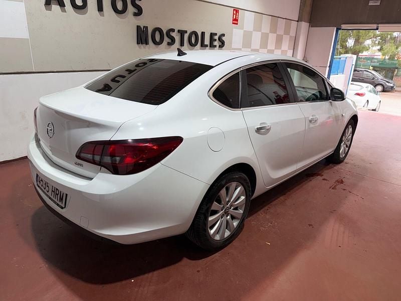 Usado Opel Astra Excellence 130 CV (95 kW) 2013 Blanco Berlina