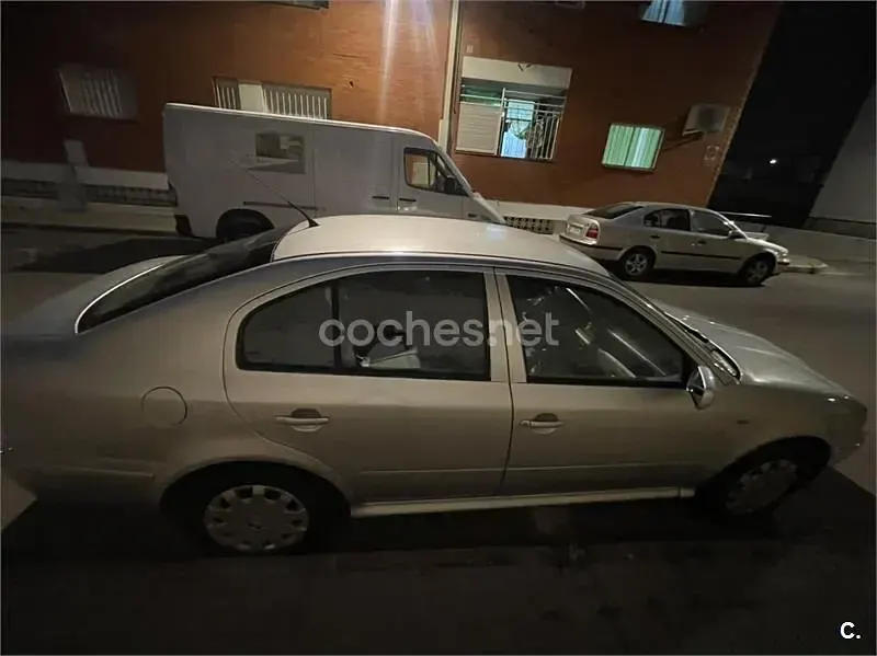 Usado Skoda Octavia Ambiente 90 CV (66 kW) 2003 Gris / plata Berlina