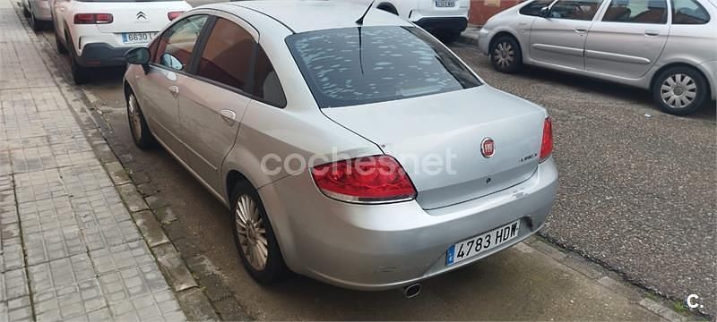 Usado Fiat Linea Dynamic 120 CV (88 kW) 2011 Gris / plata Berlina